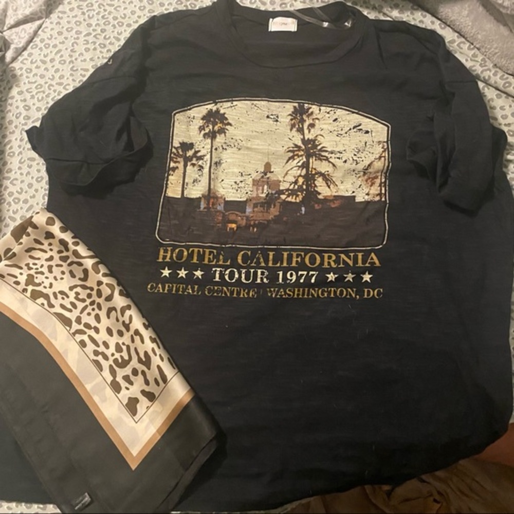 Apricot Lane Graphic Tee & Scarf Set